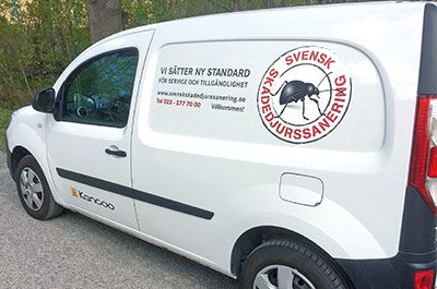 Svensk skadedjurssanering med bil samt logga